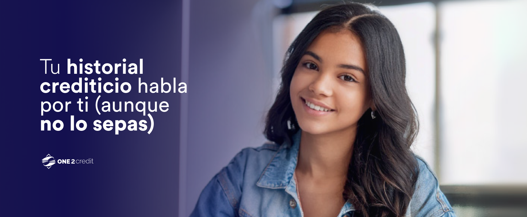 Joven colombiana sonriendo frente a un computador mientras aprende sobre historial crediticio para jóvenes.