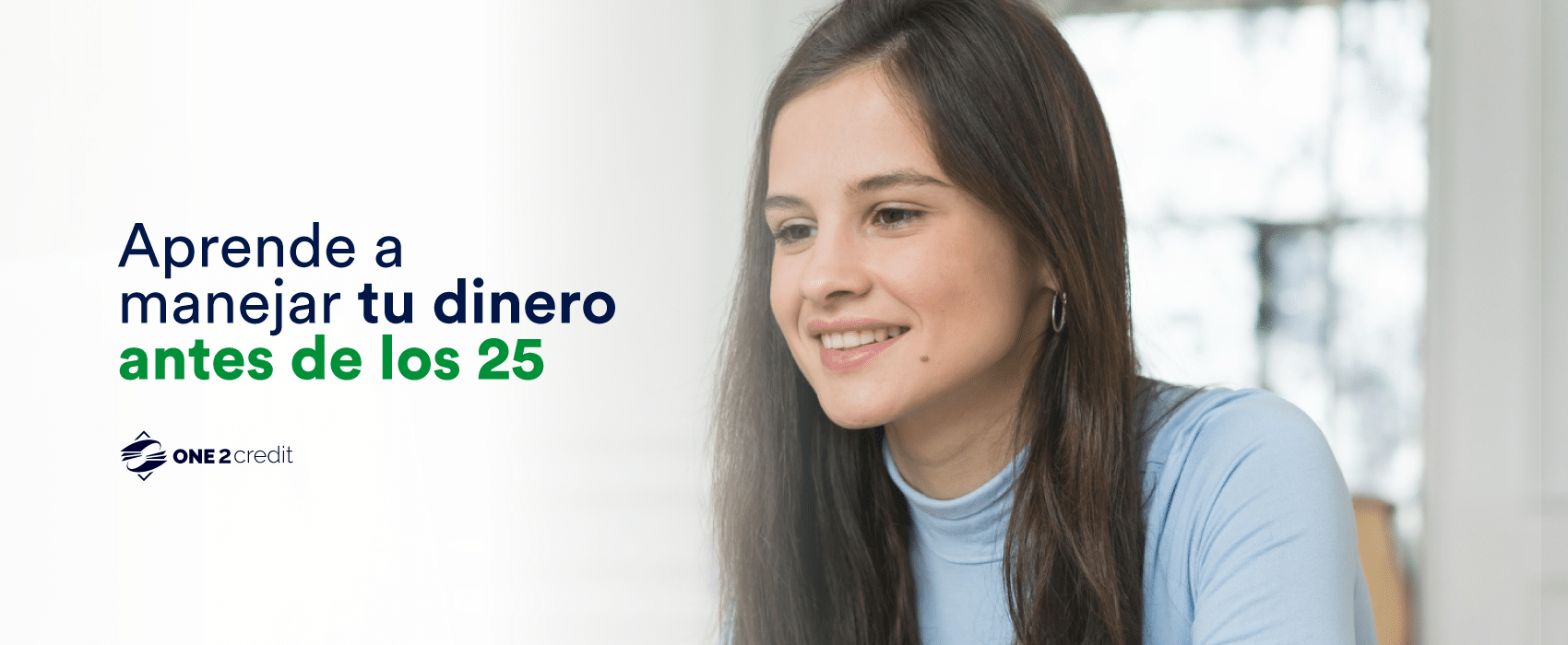 Joven colombiana aprendiendo cosas sobre dinero que debería saber antes de los 25 frente a su computador.