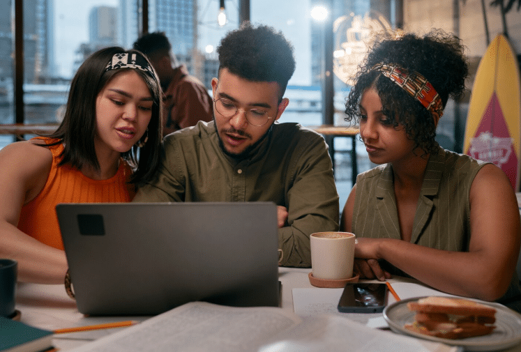 Jovenes investigando una fintech
